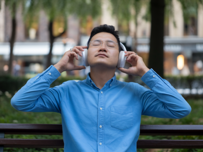 Wie erkenne ich, ob ein Noise‑Cancelling‑Kopfhörer (Sony oder Bose) meine Reisepausen wirklich ruhiger macht