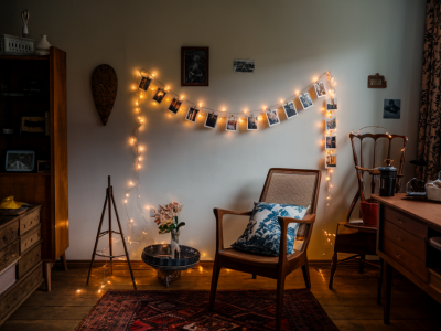 Wie baue ich mit limited-materialien ein diy-foto-lichterketten-projekt, das wohnzimmermagie schafft